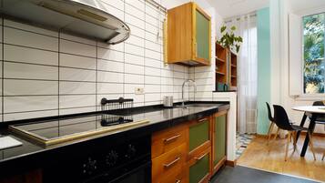 KĂŒhlschrank, Mikrowelle, Ofen, Herdplatte