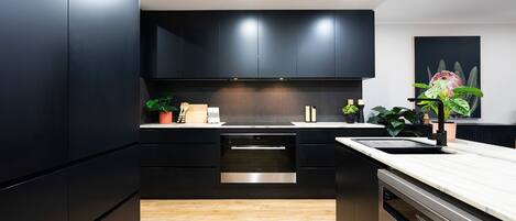 Kühlschrank, Mikrowelle, Ofen, Herdplatte