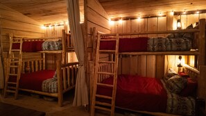2 bedrooms, WiFi, bed sheets - Oz Lodge: Bunkhouse - Cozy, Rustic & perfect for a family or group of friends! (Seward)