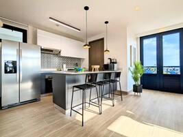 Refrigerador, microondas, tostadora, utensilios de cocina