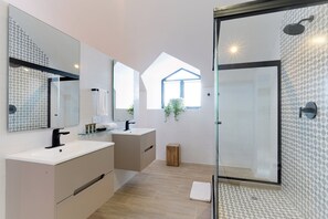 Departamento, 2 habitaciones (4AB) | Baño | Regadera, secadora de cabello, piso con calefacción, toallas 