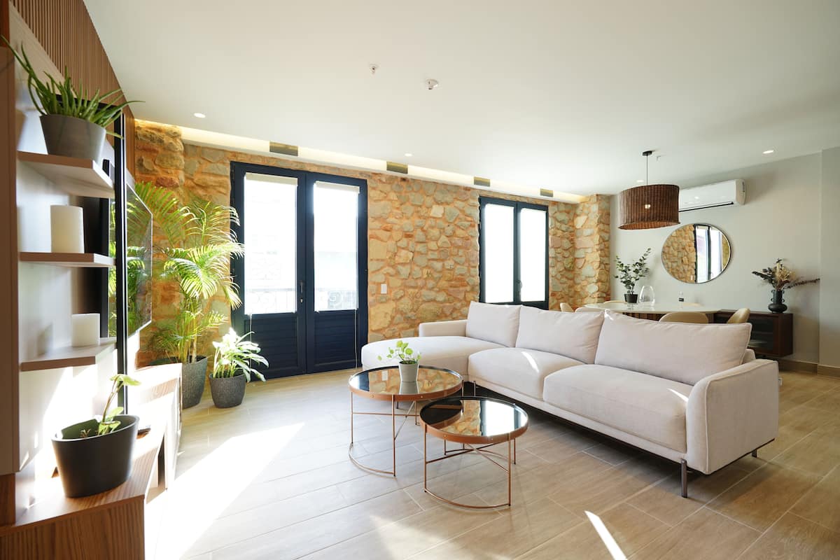 Apartment (1A) | Wohnbereich | 40-Zoll-Smart-TV mit Kabelempfang