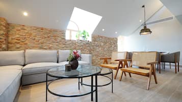 Appartement Signature | Coin séjour | TV connectée de 40 pouces avec chaînes par câble