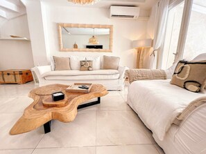 2 室のベッドルーム、デスク、アイロン / アイロン台、旅行用ベビーベッド