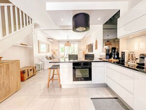 冷蔵庫、電子レンジ、オーブン、コンロ