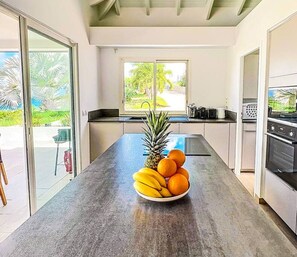 Refrigerador, microondas, horno y lavavajillas