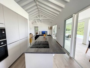 Frigorifero, microonde, forno, lavastoviglie