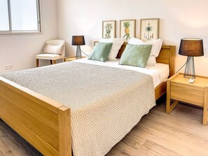 3 camere, una scrivania, ferro/asse da stiro, culla da viaggio