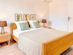 3 soverom, skrivebord, strykejern/-brett og reiseseng for barn