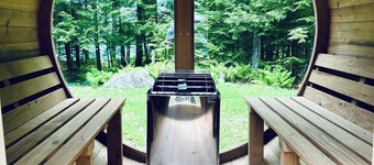 Waterfront Eco Friendly House Near White Mountains, fire pit, outdoor sauna
