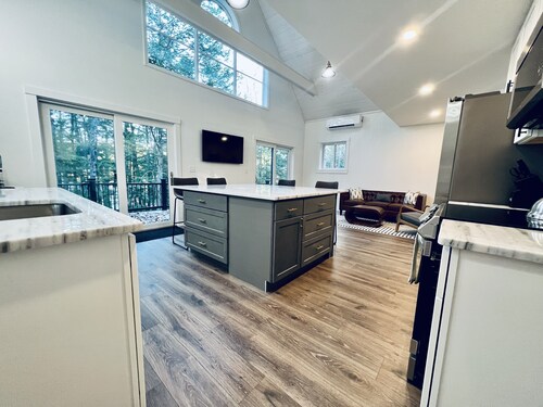 Waterfront Eco Friendly House Near White Mountains, fire pit, outdoor sauna