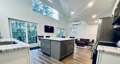 Waterfront Eco Friendly House Near White Mountains, fire pit, outdoor sauna