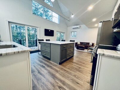 Waterfront Eco Friendly House Near White Mountains, fire pit, outdoor sauna
