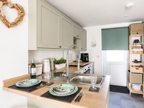 Fridge, electric kettle, toaster, cookware/dishes/utensils - Hen Garej (Pwllheli)