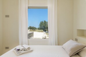 4 bedrooms, iron/ironing board, free WiFi, bed sheets