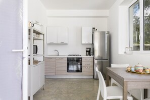 ثلاجة، فرن، موقد طهي مسطح، غسالة أطباق