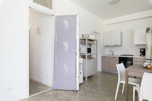 冷蔵庫、オーブン、コンロ、食器洗い機