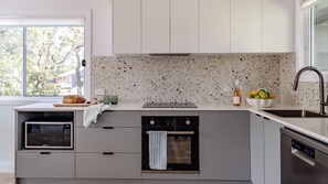 Dishwasher, coffee/tea maker, dining tables - Little Miss Sunshine (Burrill Lake)