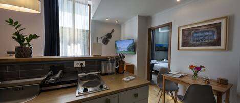 Réfrigérateur, micro-ondes, plaque de cuisson, cafetière/bouilloire