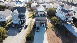 Un barrio residencial con casas que tienen balcones y garajes adosados.