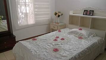 3 bedrooms, free WiFi, bed sheets, wheelchair access