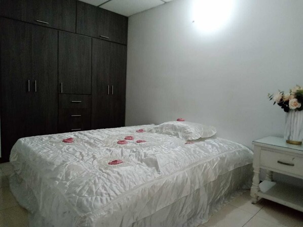 3 bedrooms, free WiFi, bed sheets, wheelchair access