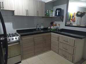 Een koelkast, een magnetron, een oven, een koffiezetapparaat/waterkoker