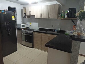 Kjøleskap, mikrobølgeovn, ovn og kaffetrakter/tekoker