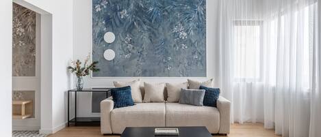 Design appartement | Woonruimte | Een 42-inch plasmatelevisie met kabelzenders en Netflix