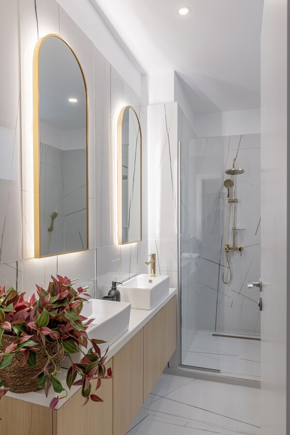 Departamento de diseñador | Baño | Regadera, amenidades de baño gratuitas, secadora de cabello, toallas 