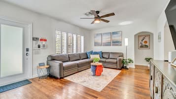 Smart TV 55-inci dengan saluran TV digital dan layanan streaming