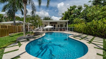 Perhetalo | Uima-allas | Ulkouima-allas