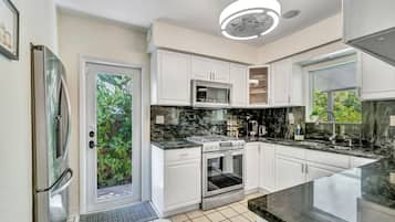 Rumah Keluarga | Dapur pribadi | Lemari es besar, microwave, oven, dan kompor