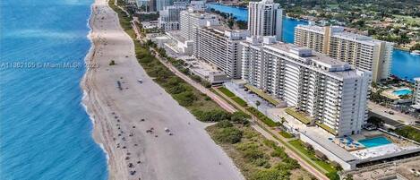 Na praia, espreguiçadeiras, toalhas de praia