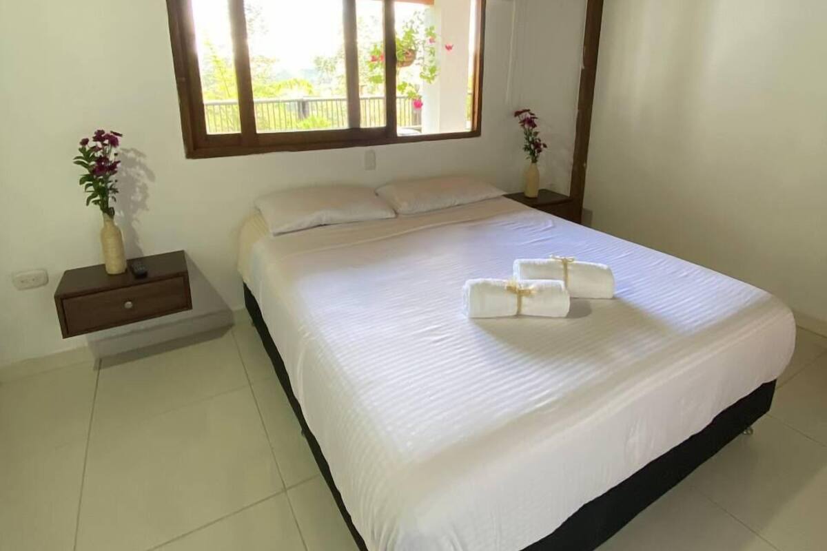 Ropa de cama de alta calidad, edredones de plumas, wifi gratis