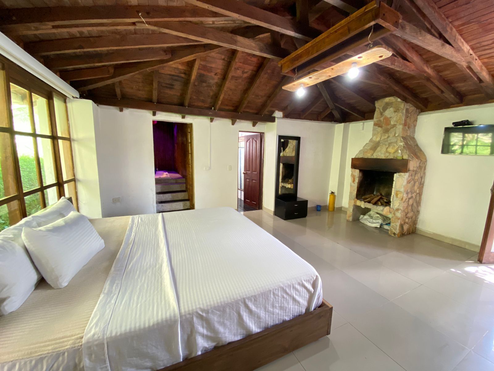 Ropa de cama de alta calidad, edredones de plumas, wifi gratis