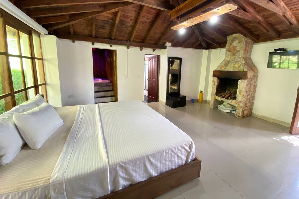 Ropa de cama de alta calidad, edredones de plumas, wifi gratis