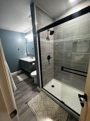 Hair dryer, towels, soap, shampoo - Multi Family waterfront house. Plenty of parking, close to springs. (Astor)