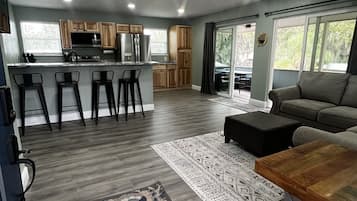 Smart TV, fireplace, ping pong, stereo