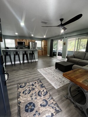 Smart TV, fireplace, table tennis, stereo