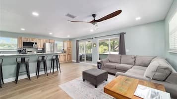Smart TV, fireplace, table tennis, stereo