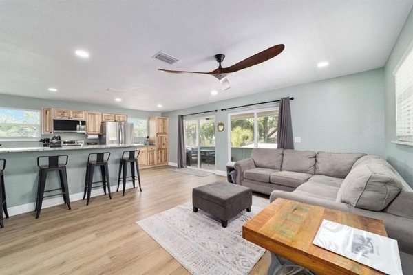 Smart TV, fireplace, ping pong, stereo