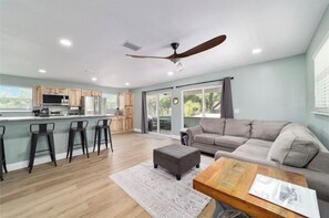 TV connectée, cheminée, table de tennis de table, chaîne hi-fi