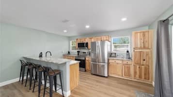 冰箱、微波炉、烤箱、炉灶