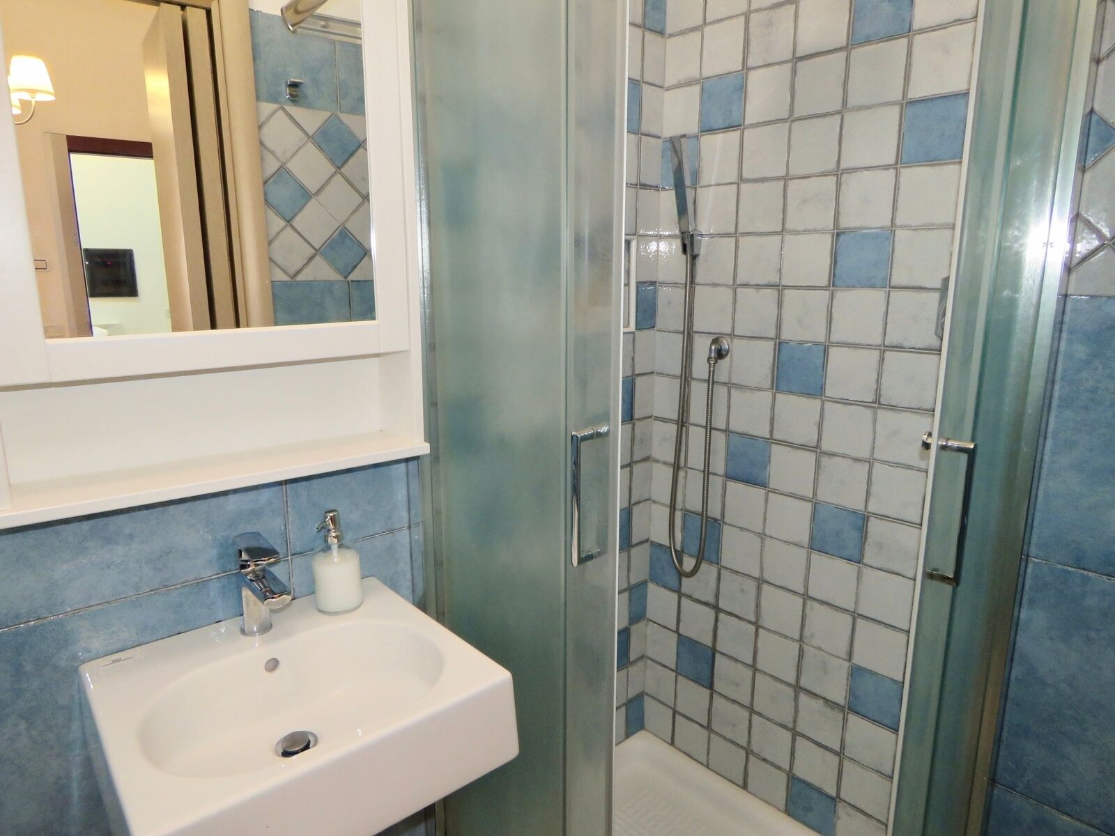 Regadera, secadora de cabello, bidet, toallas 