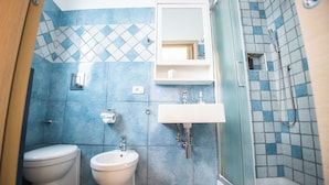 A bathroom with a toilet, bidet, sink, and shower. - Holiday Home Amalfitana Limone (Molina)
