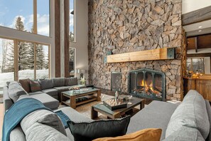 Smart-TV, peis, DVD-spiller og stereoanlegg