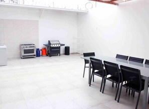 Villa básica | Cocina privada | Frigorífico grande, lavavajillas y utensilios de cocina