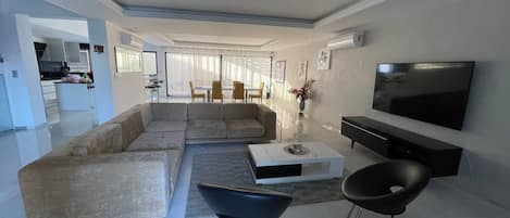 Villa Basic | Area soggiorno | TV LED 32 pollici con canali via cavo