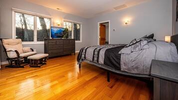 5 makuuhuonetta, työpöytä, Wi-Fi, vuodevaatteet